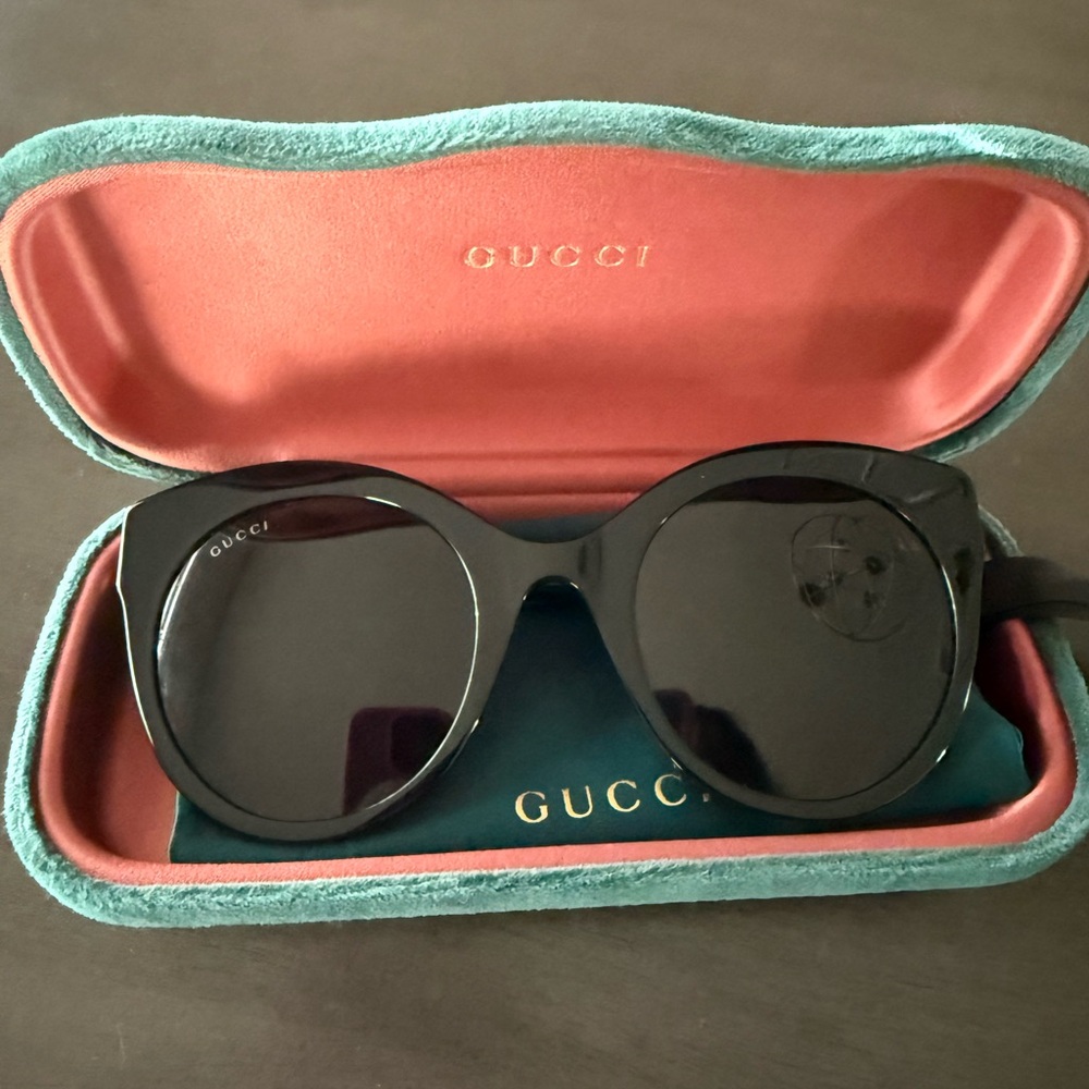 Brand New Gucci Black Classic Sunglasses with case